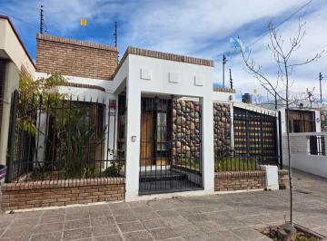 Casa · 170m² · 5 Ambientes · 2 Cocheras · Casa en Venta Barrio Judicial de Godoy Cruz