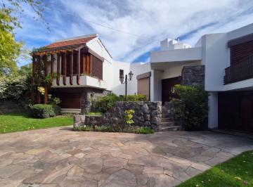 Casa · 465m² · 7 Ambientes · 3 Cocheras · Magnifica Casa en Venta en Ciudad de Mendoza