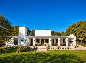 Casa · 373m² · 14 Ambientes · 5 Cocheras · Casa de Categoría en Estación del Carmen – 5 Suites, Terreno de 2.000 m² y Apta Crédito