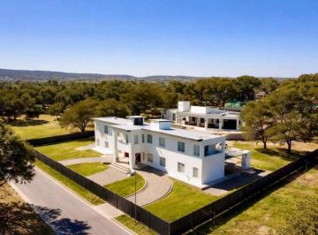 Casa · 600m² · 20 Ambientes · 5 Cocheras · Residencia Neoclásica en Estación del Carmen – 600 m² Cubiertos, 5 Suites y Apta Crédito