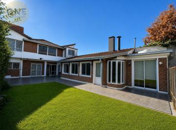 Casa · 233m² · 5 Ambientes · Casa en Venta - Camino Centenario E/ 462 y 464