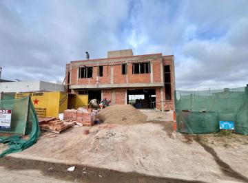 Casa · 128m² · 4 Ambientes · 2 Cocheras · Venta Duplex 3 Dorm. Pampas de Manantiales
