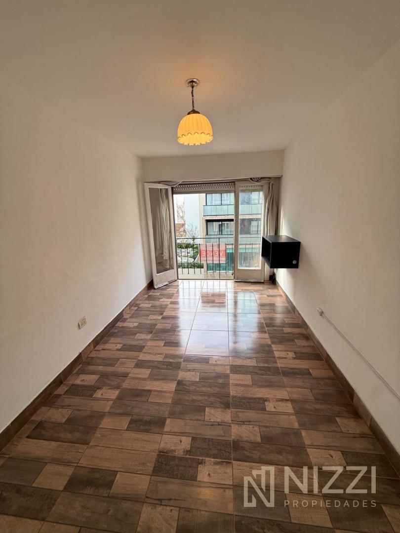 Departamento de 1 ambiente externo. Living-comedor con amplio ventanal hacia a la calle.