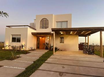 Casa · 207m² · 5 Ambientes · 1 Cochera · Casa en Venta en Amarras, Puertos, Escobar
