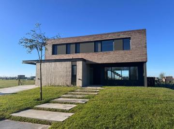 Casa · 230m² · 5 Ambientes · 1 Cochera · Casa en Venta en Amarras, Puertos, Escobar