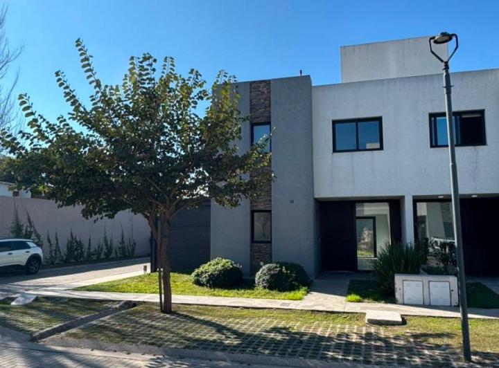 Casa · 120m² · 8 Ambientes · 2 Cocheras