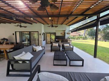 Casa · 210m² · 6 Ambientes · 2 Cocheras · Casa en Venta 6 Ambientes con Parque y Pileta en Country Pilar. Apta Credito.