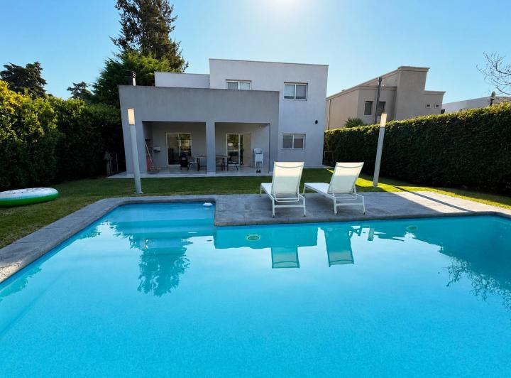 Casa · 200m² · 4 Ambientes · 1 Cochera