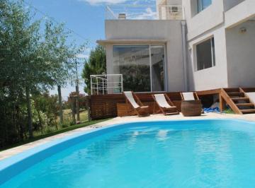 Casa · 300m² · 5 Ambientes · 1 Cochera · Casa - Capital