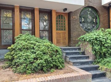 Entrada · Casa en Sexta Sección con Estudio Independiente, Patio y Cochera