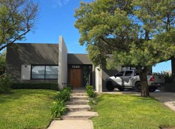 Casa de 4 ambientes, San Vicente · Casa en Venta C/ Cochera en Santa Rita