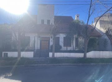 Casa · 448m² · 7 Ambientes · 1 Cochera · Venta Casa 3 Dorm. con Quincho