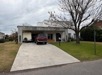 Casa · 240m² · Casa en Los Puentes
