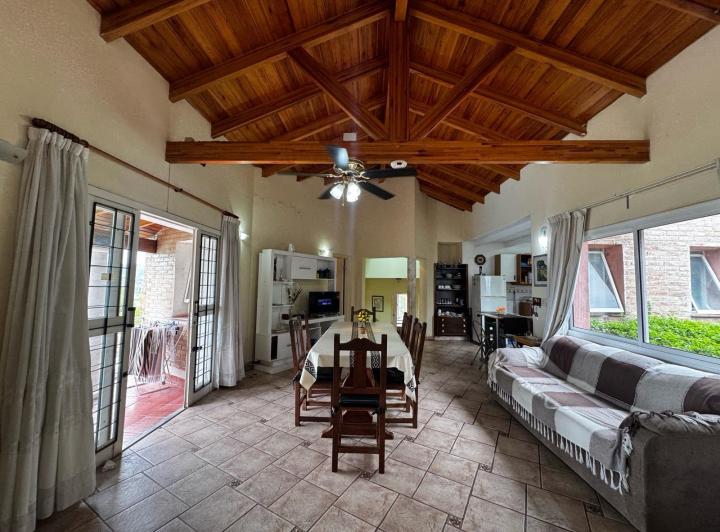 Casa · 250m² · 3 Ambientes · 2 Cocheras