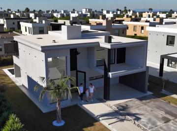 Casa · 290m² · 4 Ambientes · 4 Cocheras · Venta Casa de 4 Ambientes a Estrenar en Lagos de Canning