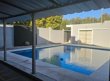 Casa · 70m² · 3 Ambientes · 2 Cocheras · ¡Hermosa Casa en Alquiler – Barrio Las Rosas! con Pileta, Seguridad y Excelente Ubicación