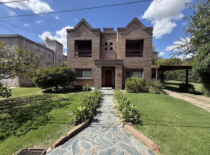 Casa · 130m² · 5 Ambientes · 2 Cocheras
