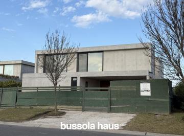 Casa · 382m² · 5 Ambientes · 4 Cocheras · Casa en Venta a La Laguna en Virazon Nordelta