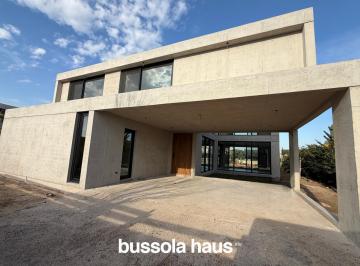 Casa · 382m² · 5 Ambientes · 4 Cocheras · Casa en Venta a La Laguna en Virazon Nordelta