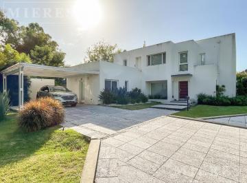Casa · 260m² · 8 Ambientes · 2 Cocheras · Casa en Venta Estilo Racionalista en Mayling Club de Campo