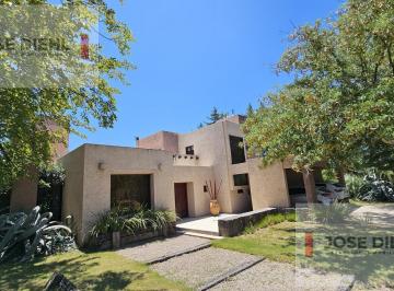 Casa · 388m² · 2 Cocheras · Casa de 3 Dorm. en Altos del Chateau. Quincho - Piscina - Escritorio
