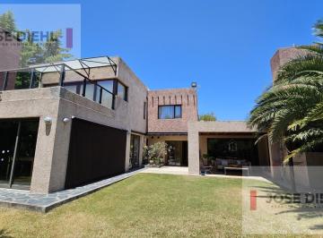 Casa · 388m² · 2 Cocheras · Casa de 3 Dorm. en Altos del Chateau. Quincho - Piscina - Escritorio