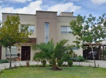 Casa · 218m² · 5 Ambientes · 1 Cochera · Casa en Venta en San Gabriel, Villanueva, Tigre