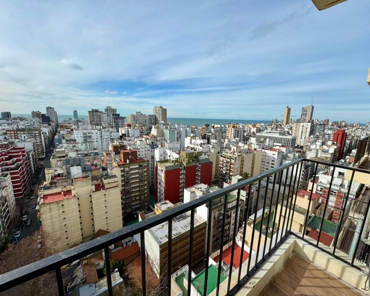 Venta departamento monoambiente con balcón saliente | vista panorámica A la ciudad Y al mar
