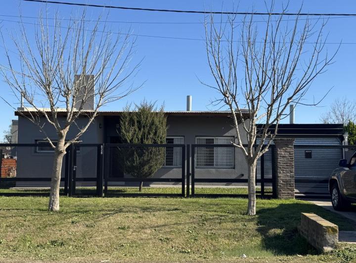 Casa · 90m² · 3 Ambientes · 2 Cocheras