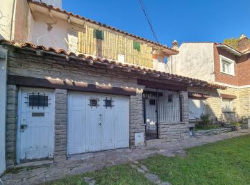 Casa · 147m² · 4 Ambientes · 1 Cochera · Casa en Chauvin a Reciclar