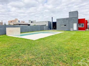 Casa · 120m² · 4 Ambientes · 2 Cocheras · Venta de Casa, Don Mateo 2 Dorm. con Pileta