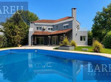 Casa · 240m² · 7 Ambientes · Casa en Alquiler Anual - El Lucero