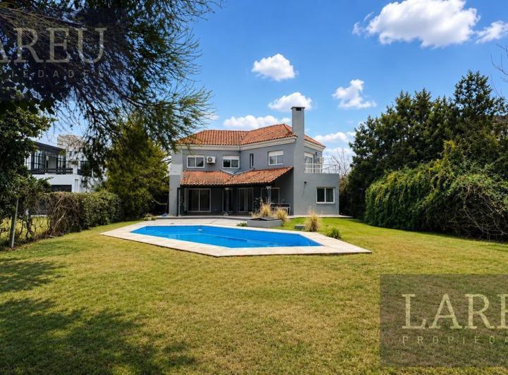 Casa · 240m² · 7 Ambientes