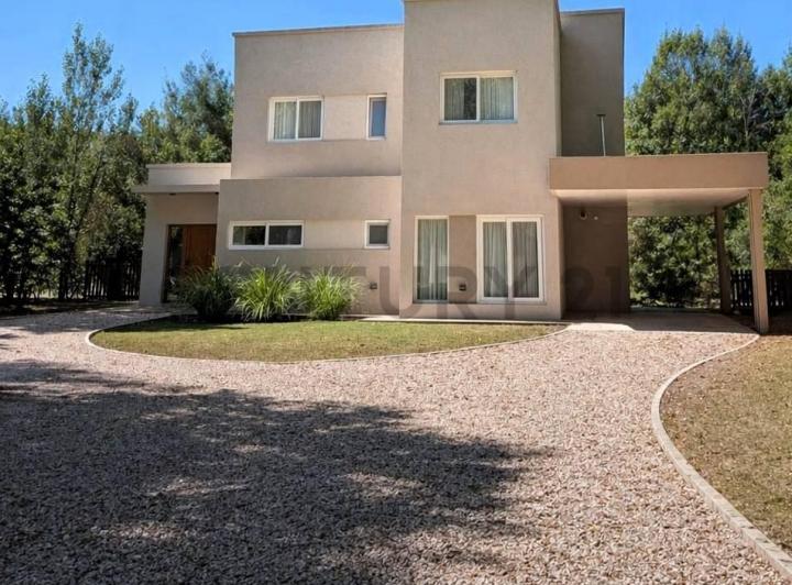 Casa · 220m² · 8 Ambientes · 3 Cocheras