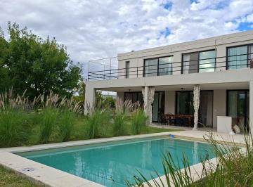 Casa · 194m² · 4 Ambientes · 2 Cocheras · Moderna Casa con Pileta Sobre Gran Lote en Esquina | El Cantón | Maschwitz | Escobar