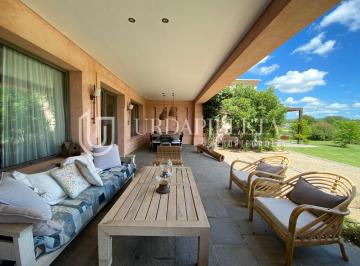 Casa · 281m² · 5 Ambientes · 2 Cocheras · Casa a La Venta Sobre Cancha de Golf en La Diligencia - Pilará - Pilar