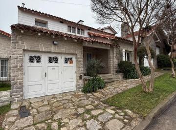 Casa · 200m² · 5 Ambientes · 1 Cochera · Chalet Venta 5 Amb. con Garage Barrio Playa Grande