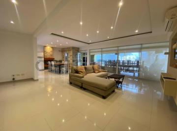 Casa · 131m² · 4 Ambientes · 4 Cocheras · Casa con Pileta Parquizada en Alquiler