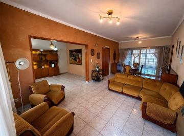 Casa de 3 ambientes, Morón · Chalet 3 Ambientes en Venta - Apto Crédito - Parque - Quincho con Parrilla - 247 m² - Castelar Centro