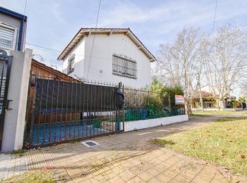 Casa · 90m² · 4 Ambientes · 1 Cochera · Casa en Venta en Esquina 3 Ambientes con Patio, Cochera y Playroom - José Mármol