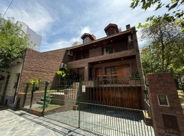 Casa · 140m² · 4 Ambientes · 2 Cocheras · Imponente Casa de 4 Amb con Piscina