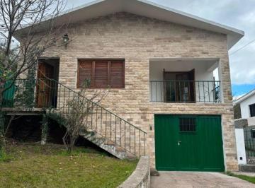 Casa de 4 ambientes, Unquillo · Casa en Alquiler C/ Cochera en Unquillo