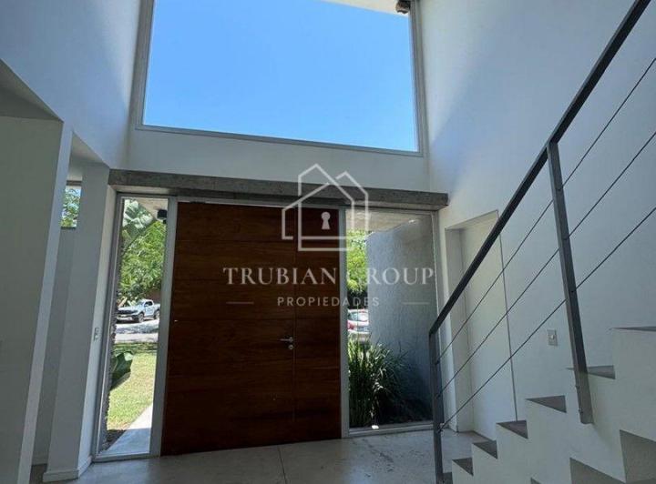 Casa · 320m² · 6 Ambientes · 4 Cocheras