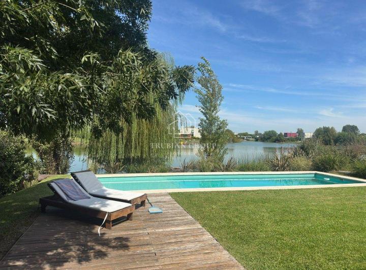 Casa · 320m² · 6 Ambientes · 2 Cocheras