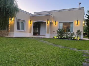 Casa de 3 ambientes, San Vicente · Muy Linda Casa en Venta Llena de Luz Natural!