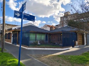 Casa de 3 ambientes, La Matanza · Casa de 3 Ambientes con Jardín, Cochera, Patio y Quincho Ubicada en Esquina Pagola y Charcas