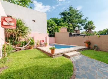 Casa · 142m² · 4 Ambientes · 1 Cochera · Venta Chalet 4 Ambientes con Gran Parque y Piscina en Temperley