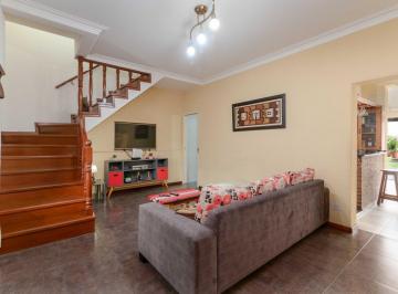 Casa · 142m² · 4 Ambientes · 1 Cochera · Venta de Casa 4 Ambientes con Piscina y Garage en Temperley