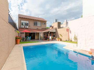 Casa · 142m² · 4 Ambientes · 1 Cochera · Venta de Casa 4 Ambientes con Piscina y Garage en Temperley