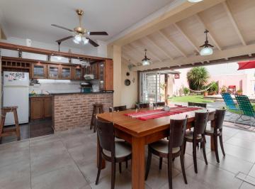 Casa · 142m² · 4 Ambientes · 1 Cochera · Venta Chalet 4 Ambientes con Gran Parque y Piscina en Temperley